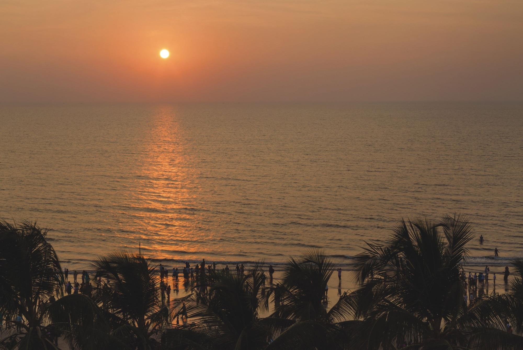 Hotel Ramada Plaza By Wyndham Palm Grove Bombay Esterno foto Sunset at Marina Beach