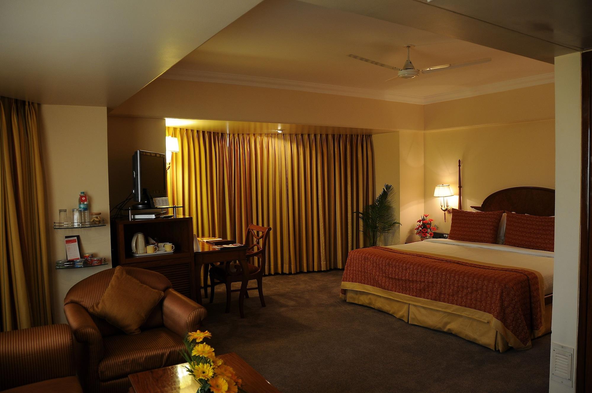 Hotel Ramada Plaza By Wyndham Palm Grove Bombay Esterno foto A suite at the Taj Bengal