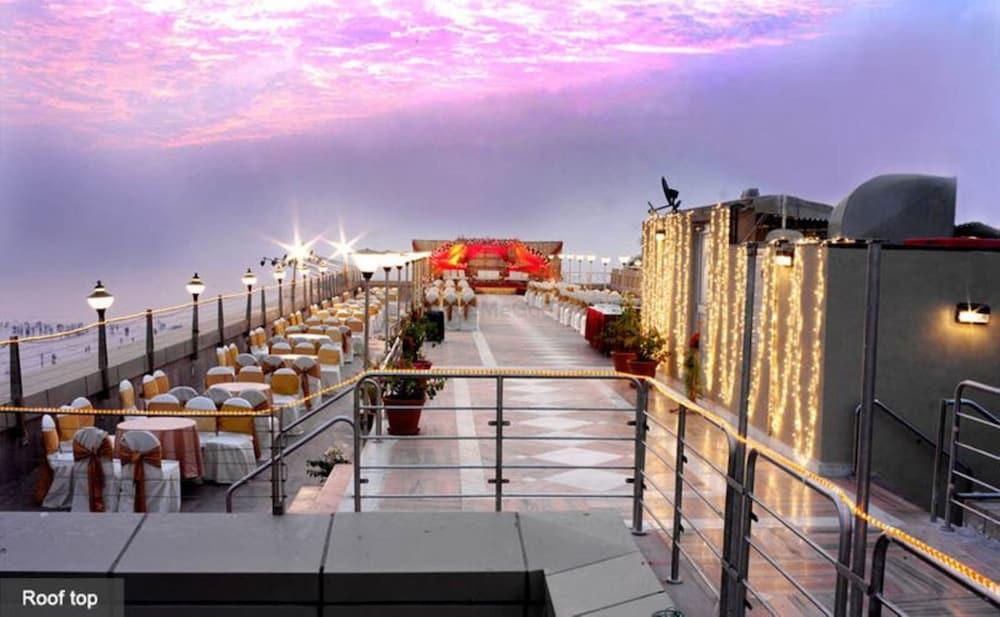Hotel Ramada Plaza By Wyndham Palm Grove Bombay Esterno foto Rooftop of the hotel