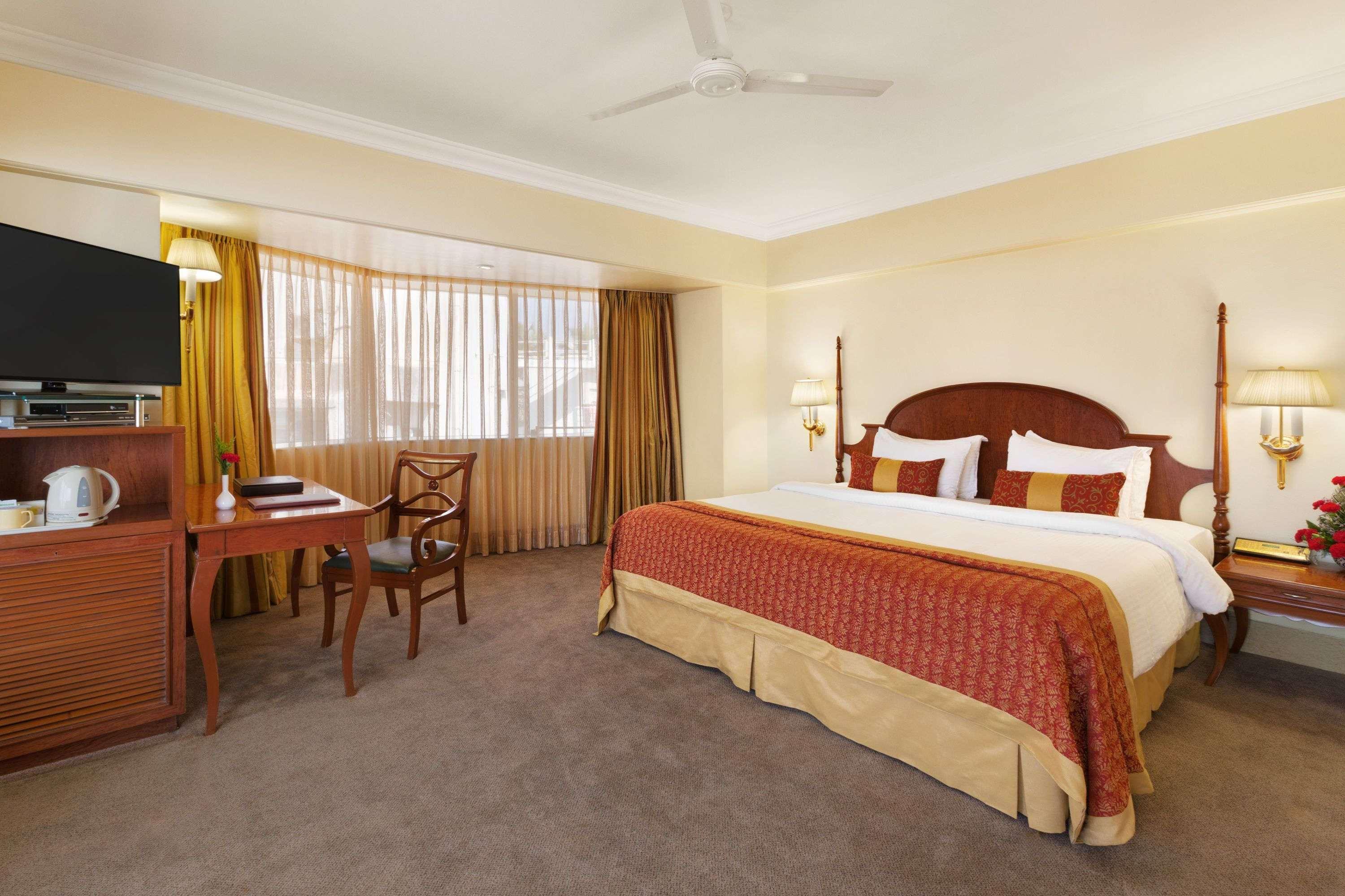Hotel Ramada Plaza By Wyndham Palm Grove Bombay Esterno foto A room at the hotel