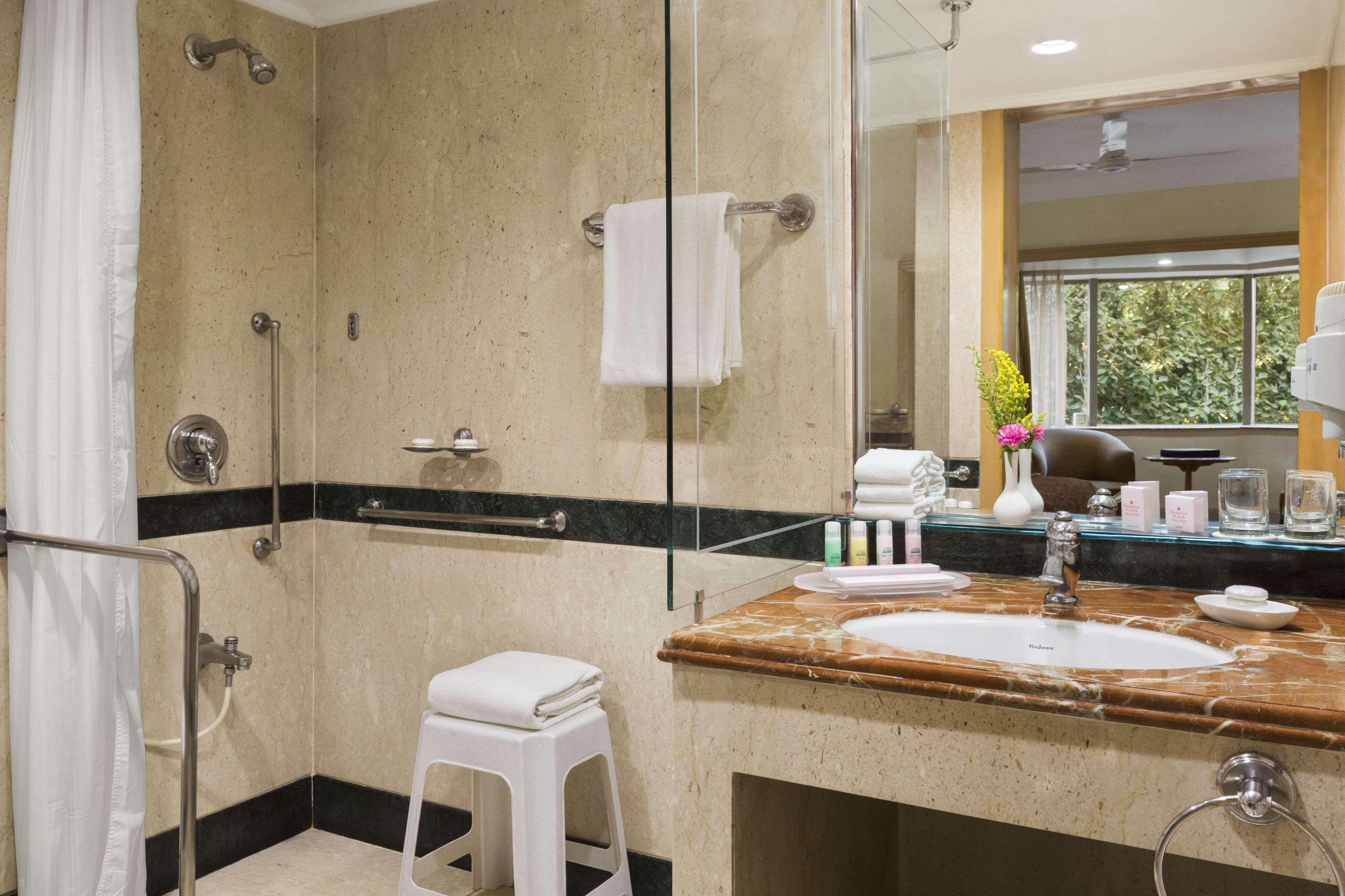 Hotel Ramada Plaza By Wyndham Palm Grove Bombay Esterno foto Bathroom