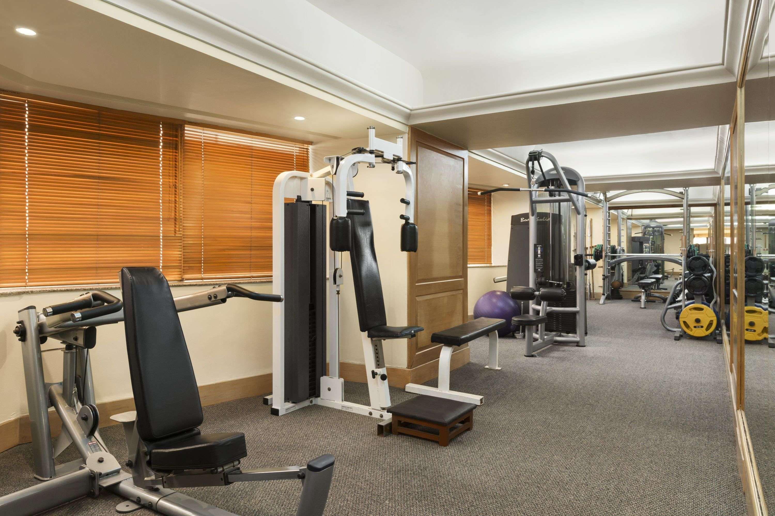 Hotel Ramada Plaza By Wyndham Palm Grove Bombay Esterno foto The gym at the hotel