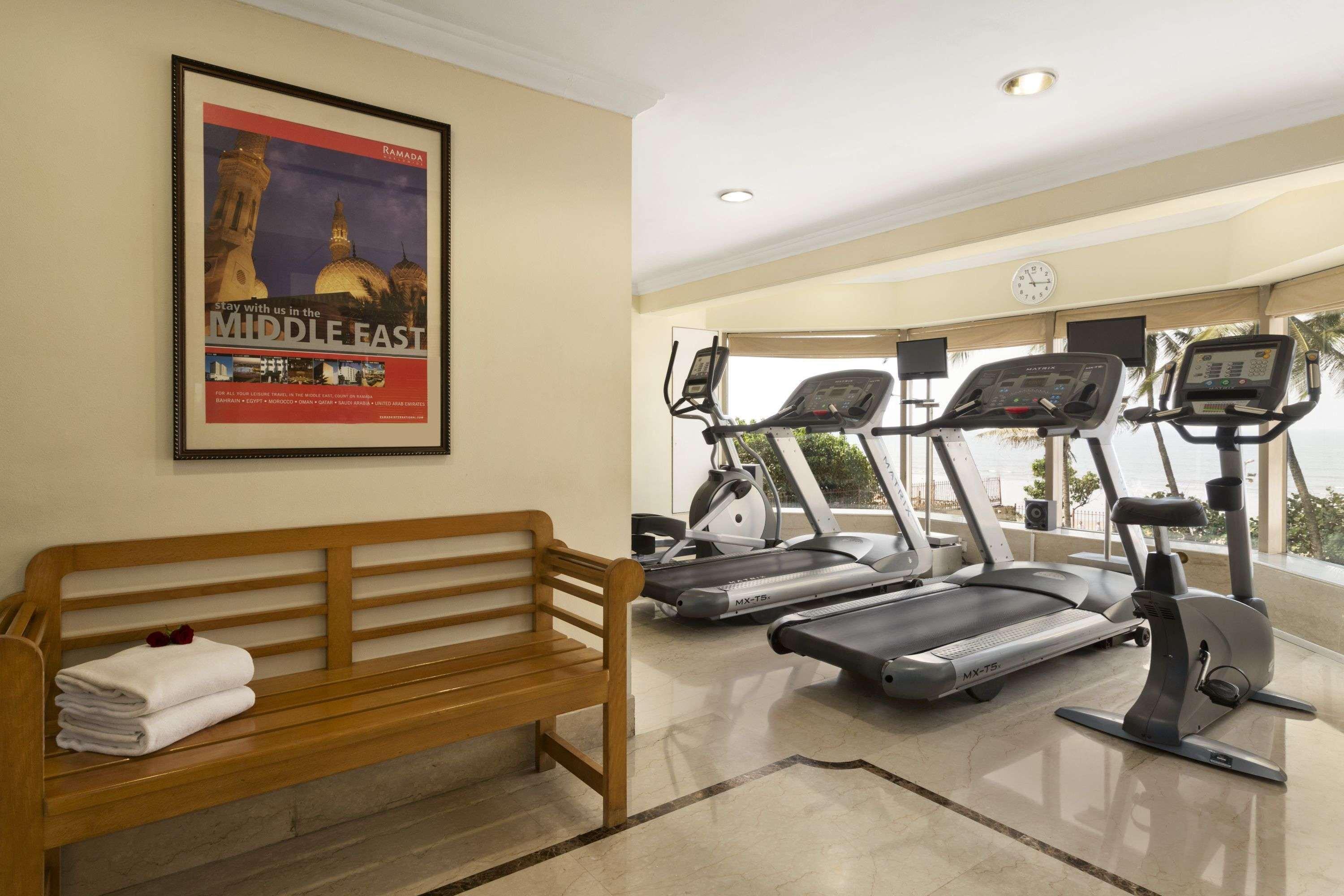 Hotel Ramada Plaza By Wyndham Palm Grove Bombay Esterno foto The gym at the hotel