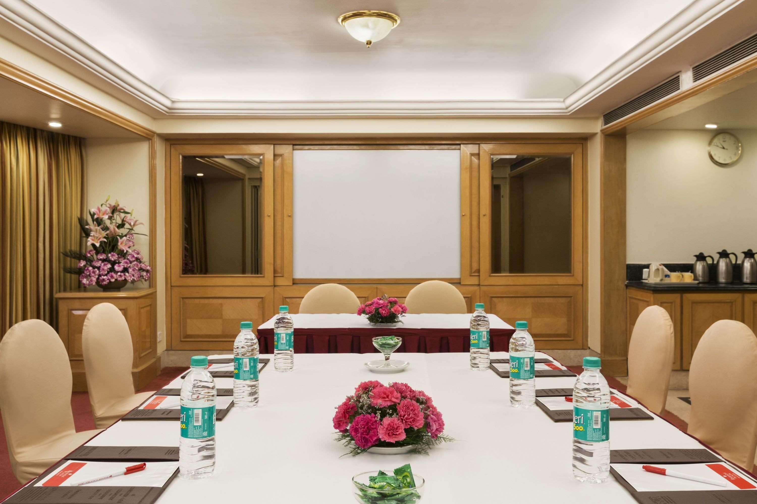 Hotel Ramada Plaza By Wyndham Palm Grove Bombay Esterno foto Boardroom at the Taj Bengal
