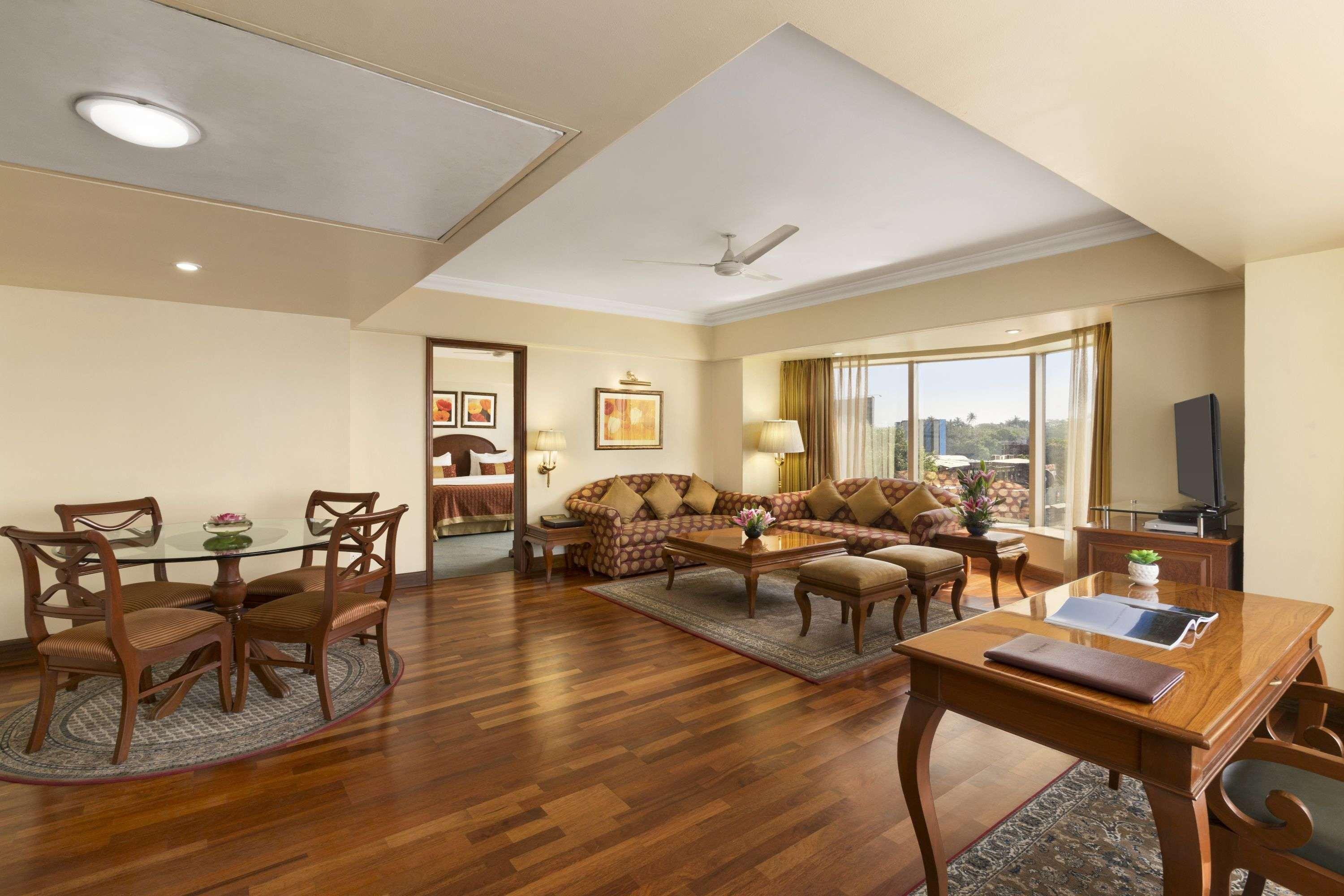 Hotel Ramada Plaza By Wyndham Palm Grove Bombay Esterno foto Suite at the Taj Bengal