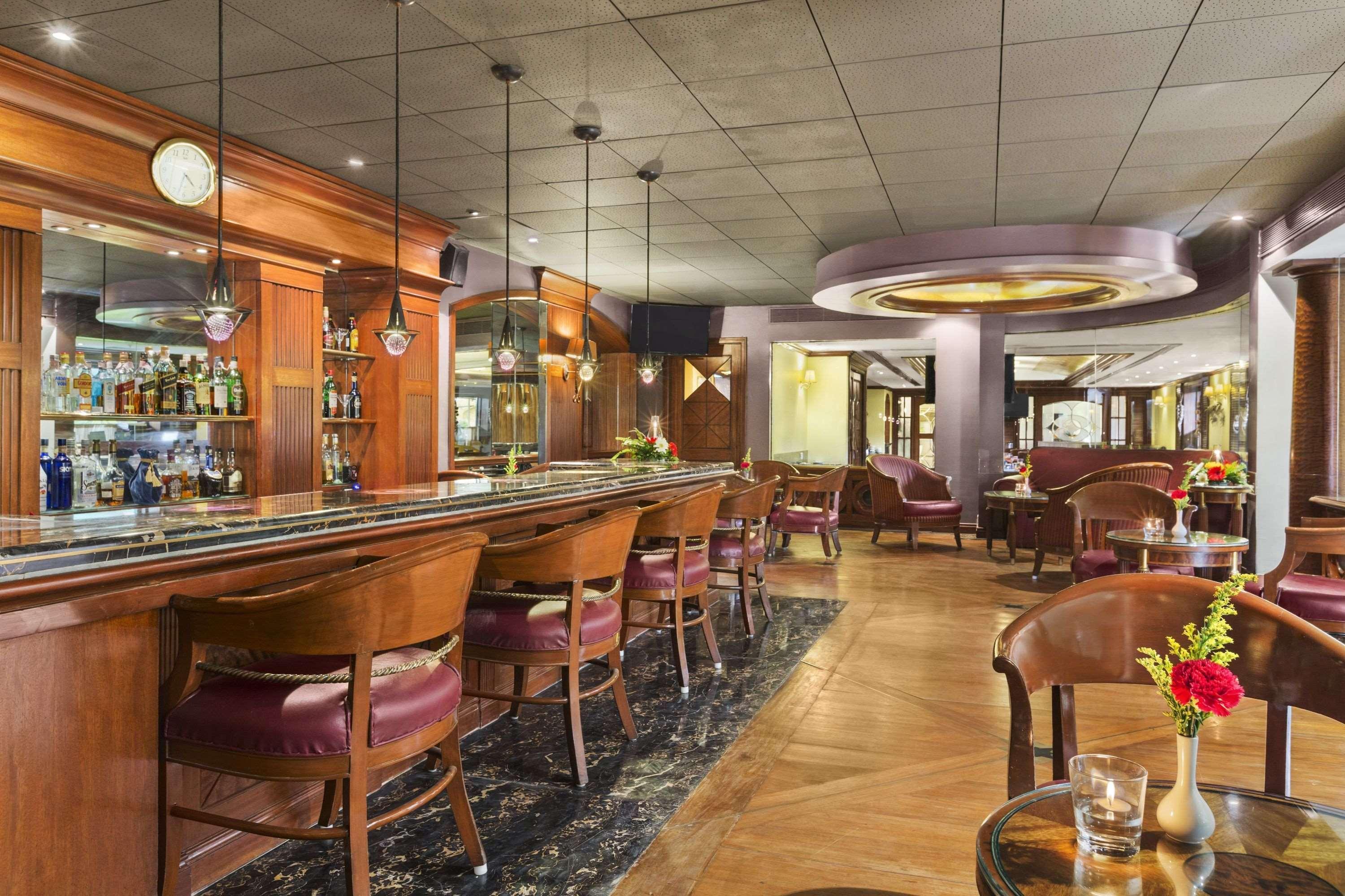 Hotel Ramada Plaza By Wyndham Palm Grove Bombay Esterno foto The bar at the restaurant