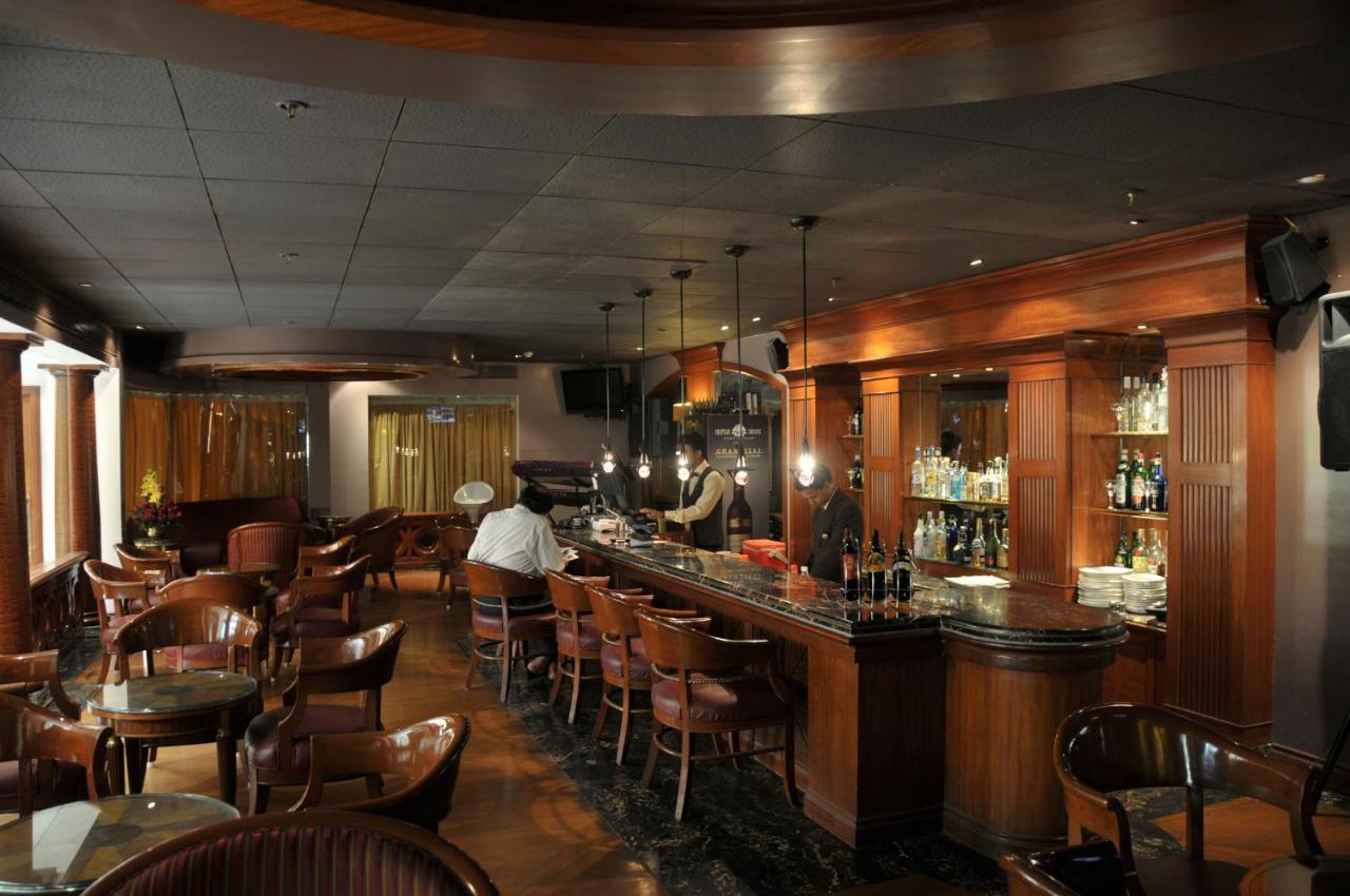 Hotel Ramada Plaza By Wyndham Palm Grove Bombay Esterno foto The bar at the 1905