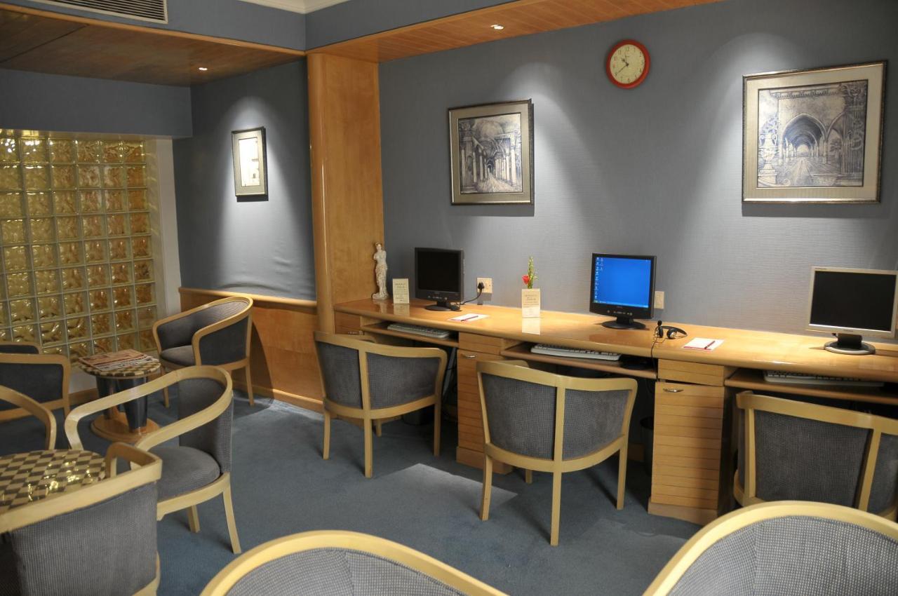 Hotel Ramada Plaza By Wyndham Palm Grove Bombay Esterno foto The Internet Café at the airport