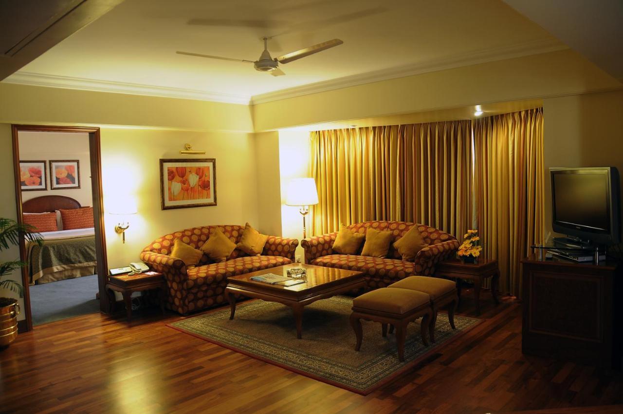 Hotel Ramada Plaza By Wyndham Palm Grove Bombay Esterno foto A living room in a suite at the Taj Mahal Palace, Mumbai