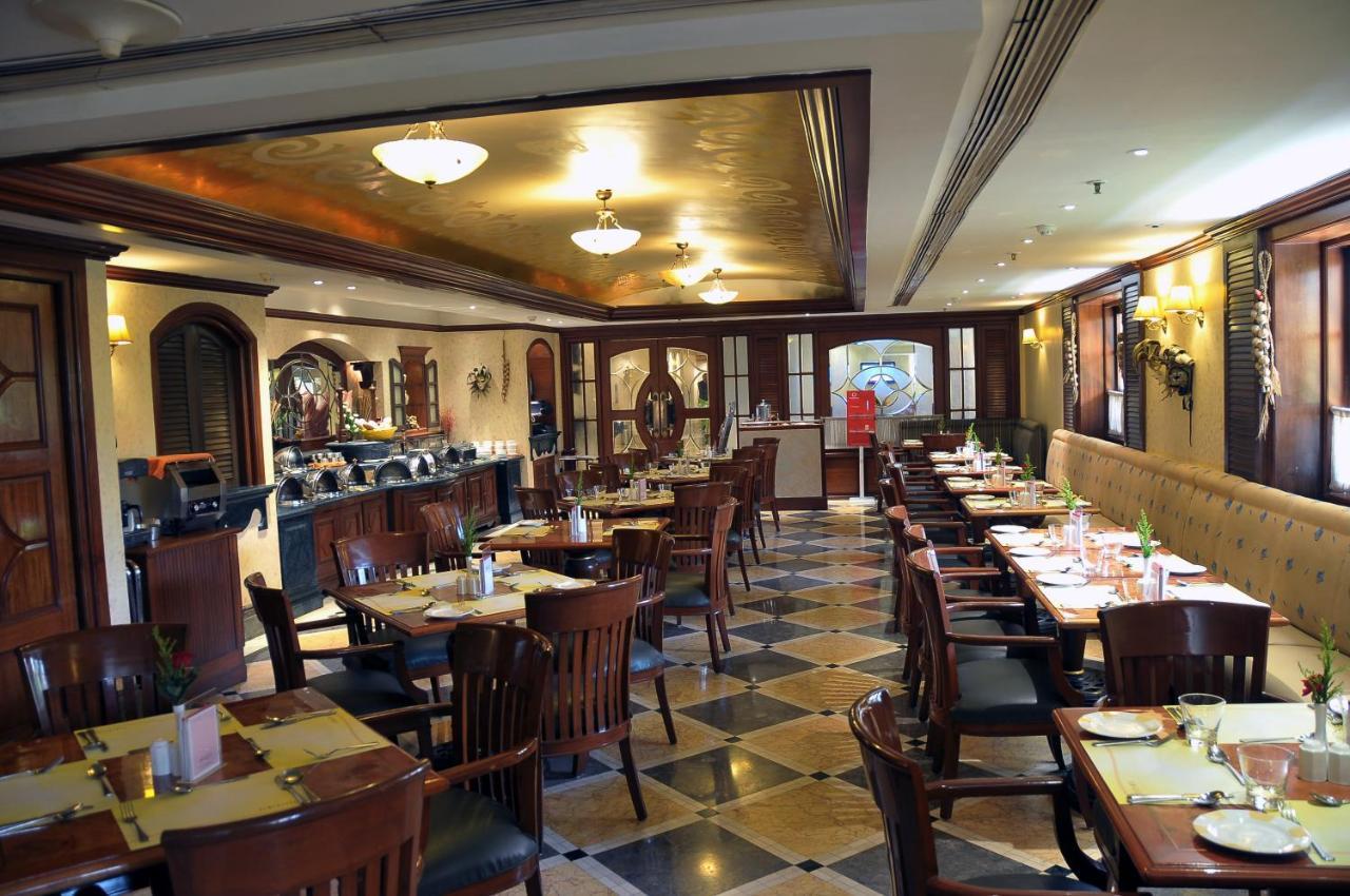 Hotel Ramada Plaza By Wyndham Palm Grove Bombay Esterno foto The interior of the restaurant