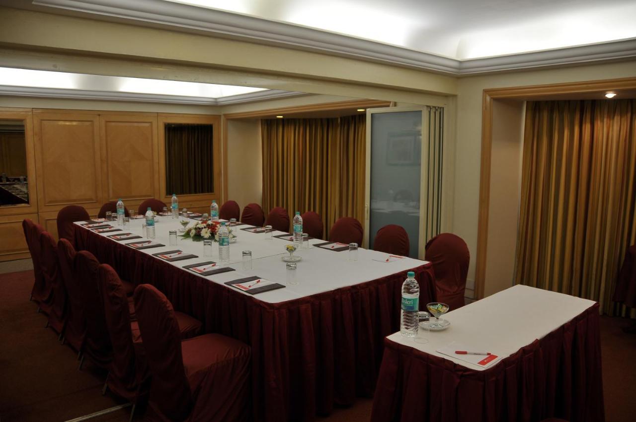 Hotel Ramada Plaza By Wyndham Palm Grove Bombay Esterno foto A meeting room at a hotel