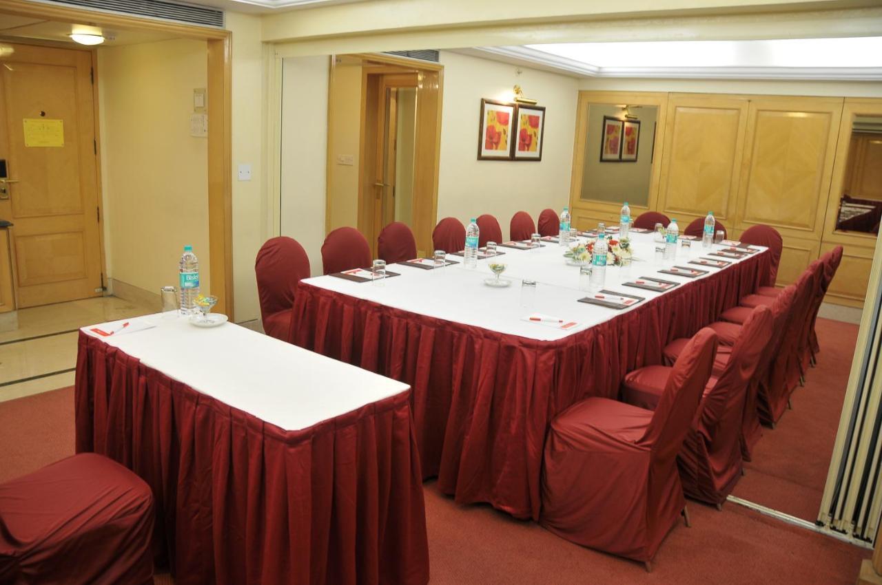 Hotel Ramada Plaza By Wyndham Palm Grove Bombay Esterno foto A meeting room at a hotel