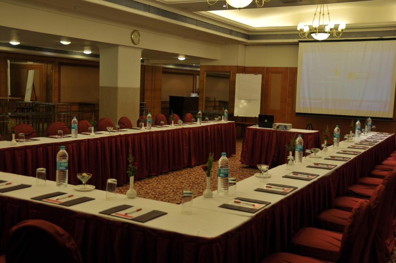 Hotel Ramada Plaza By Wyndham Palm Grove Bombay Esterno foto A meeting room at a hotel