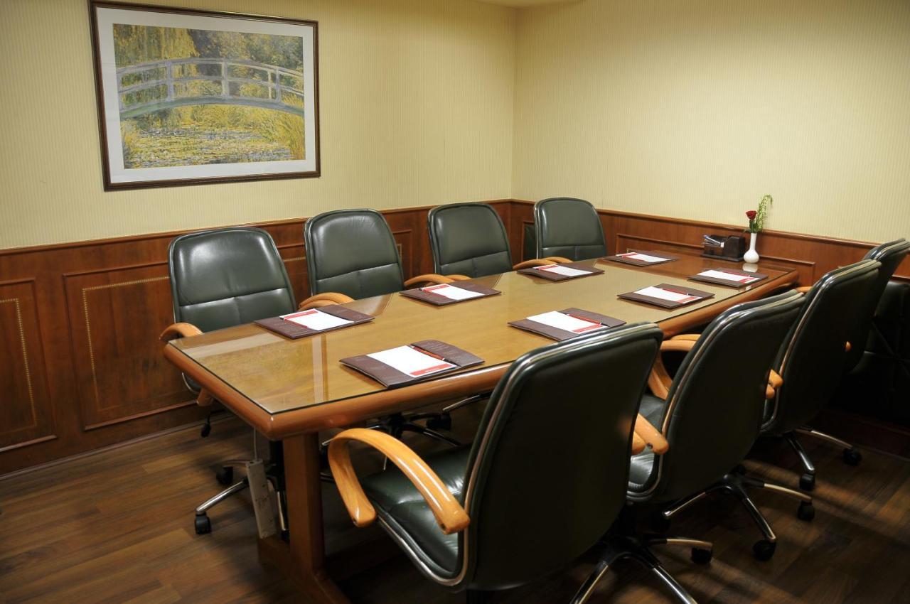 Hotel Ramada Plaza By Wyndham Palm Grove Bombay Esterno foto A boardroom