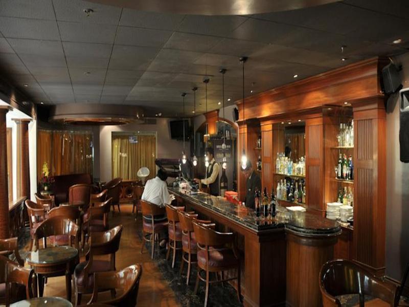 Hotel Ramada Plaza By Wyndham Palm Grove Bombay Esterno foto The bar at the hotel